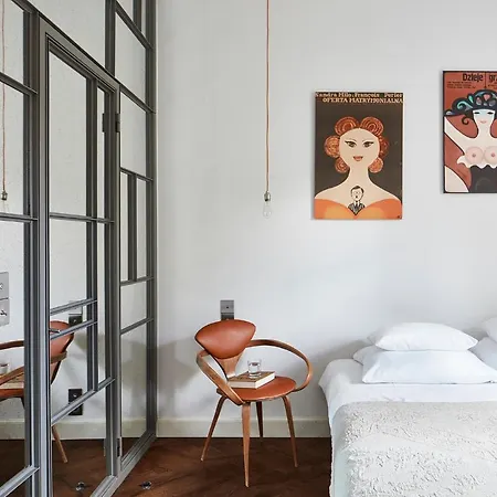 Between Us * Varsovia