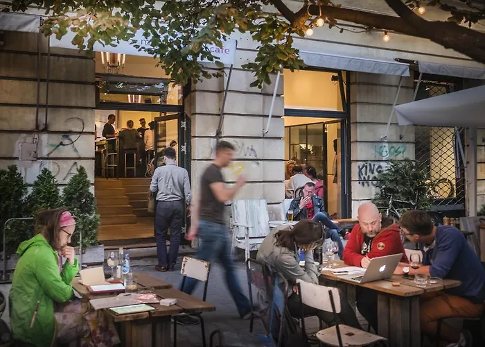 Between Us 홈스테이