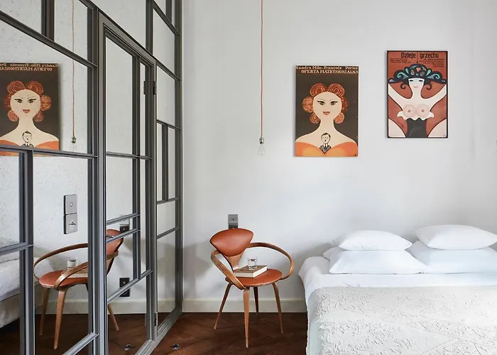 Between Us * Warschau